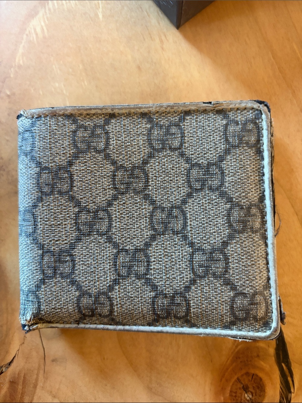 Mens authentic Gucci wallet with Box with Gucci logo